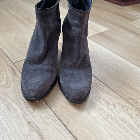 Dolce Vita Gray Suede Ankle Bootie - SIze 7 1/2 - Picture 5 of 7